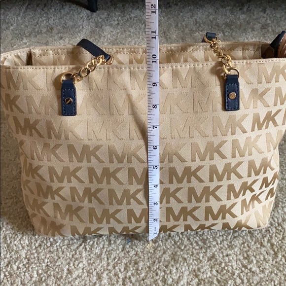 Michael Kors Signature Canvas Print Tote - Picture 8 of 9
